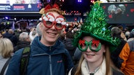 Das WDR 2 Weihnachtswunder am Sonntag (14.12.2025) - Weihnachtlich gekleidete Menschen auf dem Burgplatz