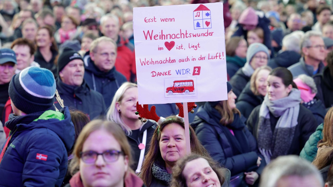 Das WDR 2 Weihnachtswunder am Sonntag (14.12.2025) - Publikum auf dem Burgplatz