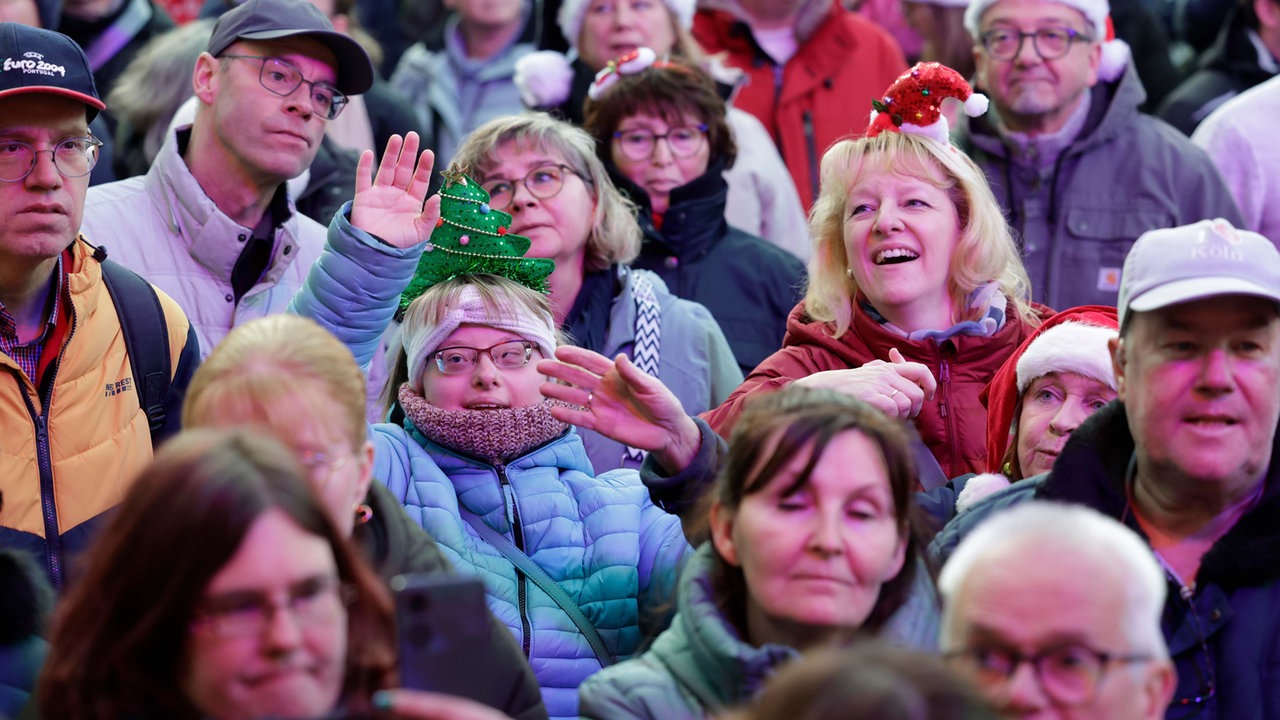 Das WDR 2 Weihnachtswunder am Sonntag (14.12.2025) - Publikum auf dem Burgplatz