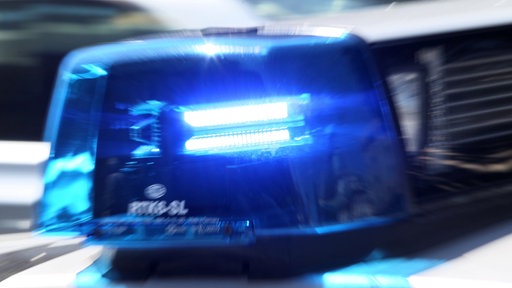 Blaulicht auf Polizeifahrzeug (Symbolbild)