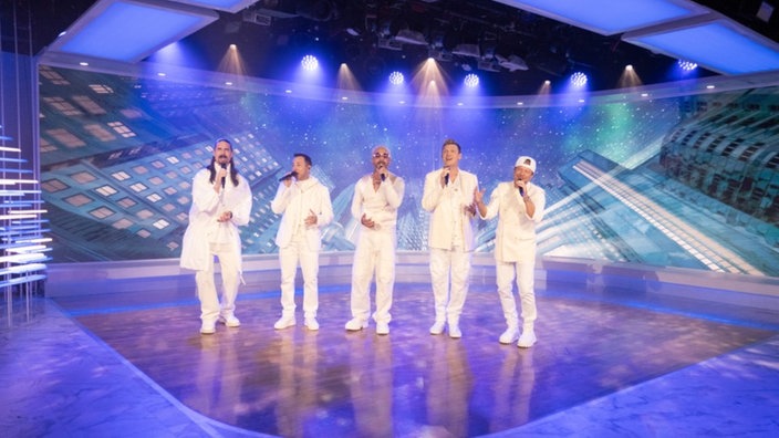 Die Backstreet Boys ganz in Weiß auf einer Bühne in New York City, 2026