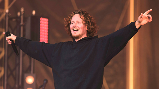 Sänger Michael Schulte am 29.05.2020 auf der Bühne des Autokultur Konzerts in Hannover