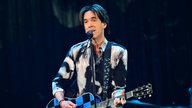 Per Gessle tritt 2023 während des Tributkonzerts zum Gedenken an Pugh Rogefeldt im Cirkus in Stockholm auf.