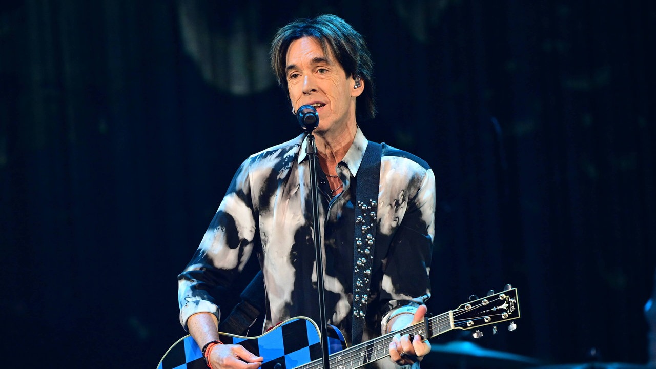 Per Gessle tritt 2023 während des Tributkonzerts zum Gedenken an Pugh Rogefeldt im Cirkus in Stockholm auf.