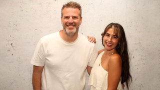 Sarah Engels (r) und WDR 2 Moderator Ralph Günther