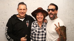 The BossHoss bei WDR 2: Sascha Vollmer, WDR 2 Moderatorin Steffi Neu und Alec Völkel (v.l.)
