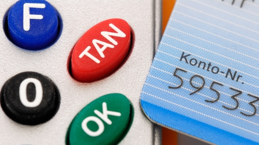 Eine EC-Karte liegt neben einer Tastatur 