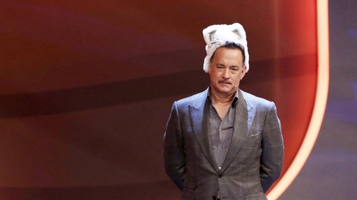 Tom Hanks 2012 mit Katzenmaske auf dem Kopf bei der Fernsehshow "Wetten Dass...?"