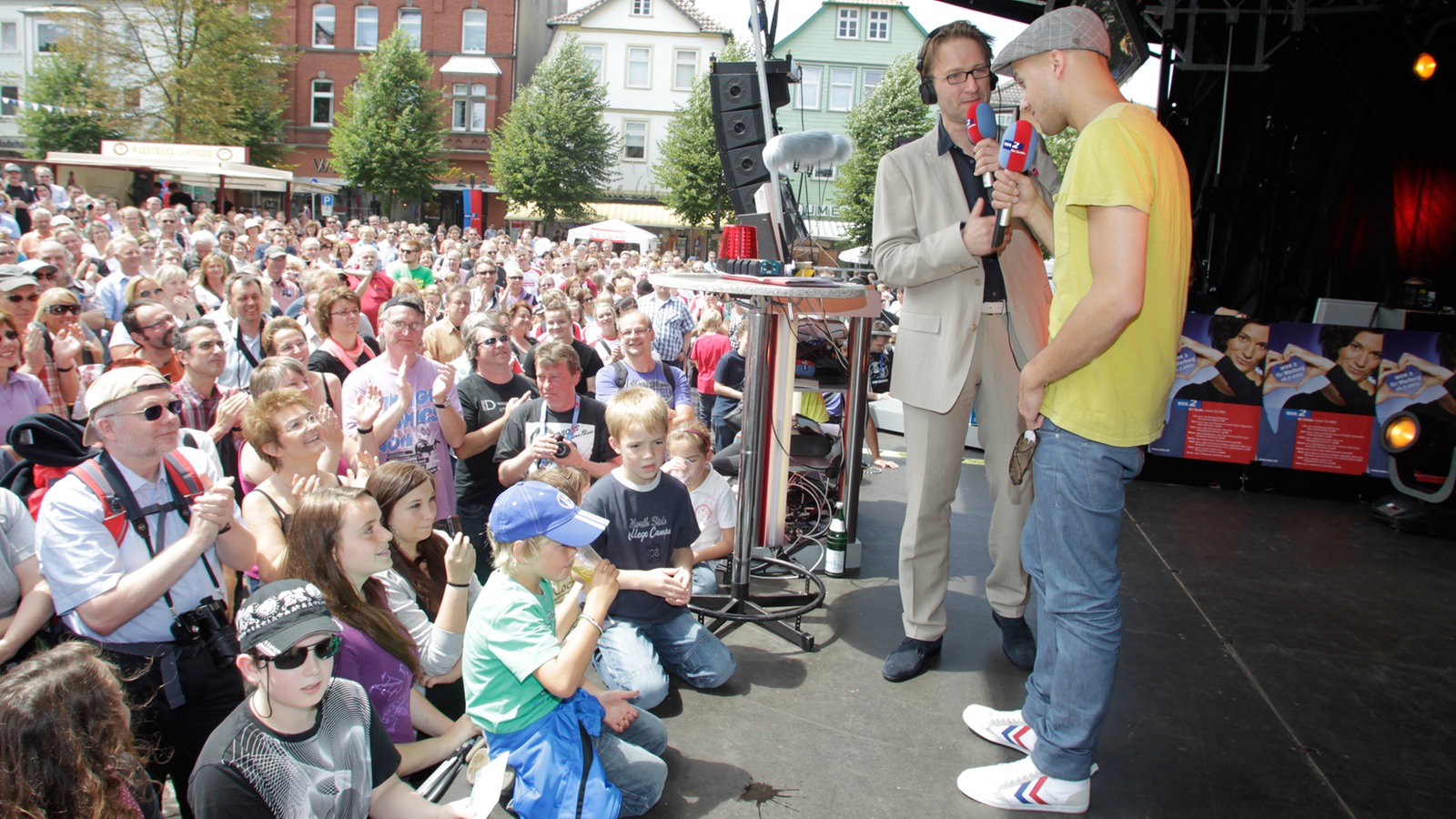 WDR 2 Moderator Uwe Schulz mit Milow auf der marktbühne in Warburg