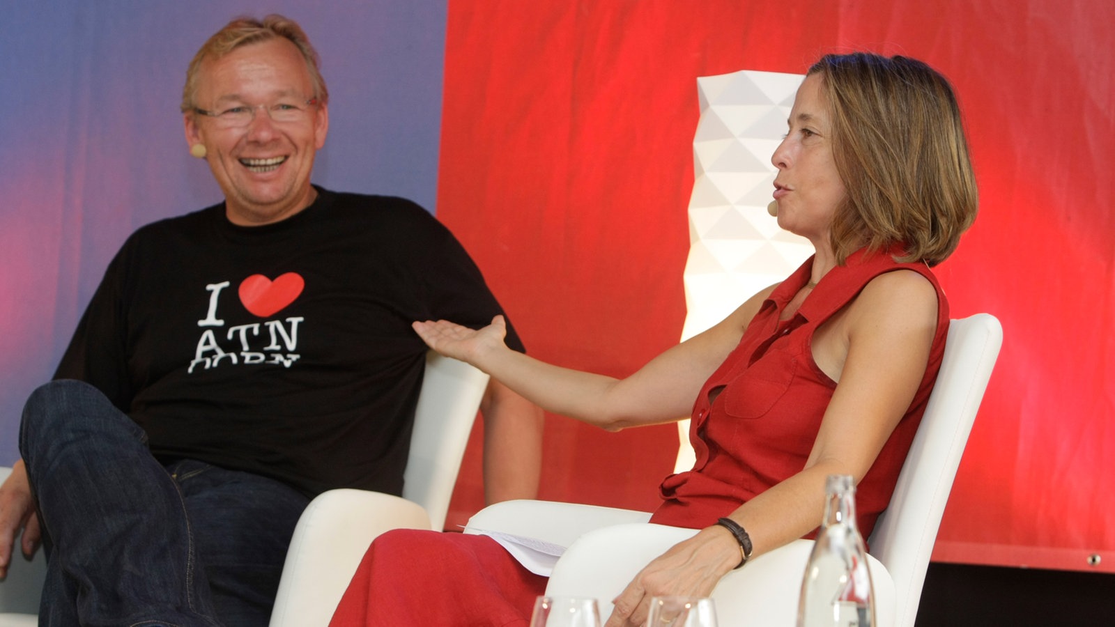 Komiker Bernd Stelter und WDR 2 Moderatorin Gisela Steinhauer im WDR 2 MonTalk in Attendorn