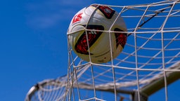 Der offizielle Spielball für die Bundesliga-Saison 26/27 fliegt in das Netz eines Tores.