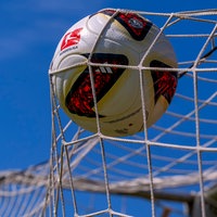Der offizielle Spielball für die Bundesliga-Saison 26/27 fliegt in das Netz eines Tores.