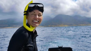 Christina Karliczek Skoglund mit Taucherbrille auf dem Meer