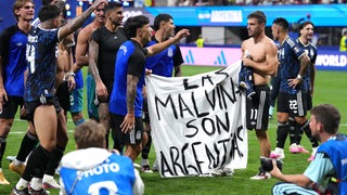 Die argentinischen Spieler halten nach ihrem Sieg ein Transparent mit der Aufschrift "Las Malvinas son Argentinas" (deutsch: "Die Malvinas gehören zu Argentinien")