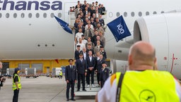 Die deutsche Maenner-Nationalmannschaft am 2.6.2026 beim offiziellen Abflug nach Nordamerika am Flughafen Frankfurt vor Beginn der FIFA Fussball-Weltmeisterschaft 2026. 