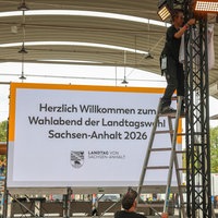 In Magdeburg bauen Mitarbeiter eine Videoleinwand vor den Messehallen zur Landtagswahl 2026 in Sachsen-Anhalt auf.