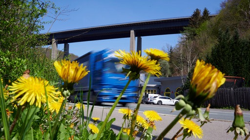 Ein LKW fährt 2022 unter der für den Verkehr zu der Zeit komplett gesperrten Talbrücke Rahmede