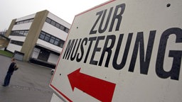 Archivfoto vom 04.04.2007: In Kempten steht ein Wehrpflichtiger unter einem Hinweisschild mit der Aufschrift "Zur Musterung" vor dem Kreiswehrersatzamt