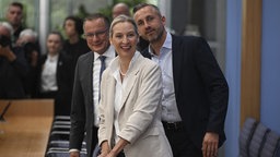 Die AfD-Vorsitzenden Alice Weidel (Mitte) und Tino Chrupalla (links) mit dem AfD-Spitzenkandidaten in Sachsen-Anhalt, Ulrich Siegmund, am Tag nach der Landtagswahl in Berlin (Foto vom07.09.2026)