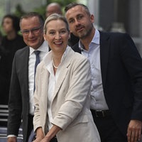 Die AfD-Vorsitzenden Alice Weidel (Mitte) und Tino Chrupalla (links) mit dem AfD-Spitzenkandidaten in Sachsen-Anhalt, Ulrich Siegmund, am Tag nach der Landtagswahl in Berlin (Foto vom07.09.2026)