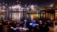 Archivfoto: Zum Jahreswechsel 2024/2025 haben sich viele Schaulustige in Köln am Rheinboulevard eingefunden, um einen Blick auf den Kölner Dom und das Feuerwerk zu erhaschen.