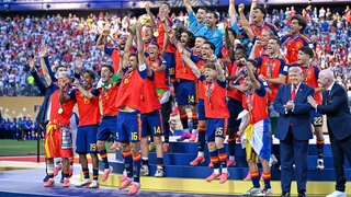 Das spanische Team bei der Siegerehrung - im Vordergrund auf dem Podest US-Präsident Donald Trump und FIFA-Präsident Gianni Infantino