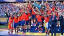 Das spanische Team bei der Siegerehrung - im Vordergrund auf dem Podest US-Präsident Donald Trump und FIFA-Präsident Gianni Infantino