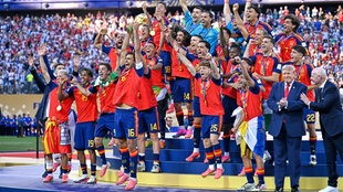 Das spanische Team bei der Siegerehrung - im Vordergrund auf dem Podest US-Präsident Donald Trump und FIFA-Präsident Gianni Infantino