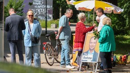 22.08.2026, Sachsen-Anhalt, Magdeburg: CDU-Spitzenkandidat und Ministerpräsident Sven Schulze besucht in Magdeburg einen Infostand vom Haustürwahlkampf der CDU zur Landtagswahl 2026