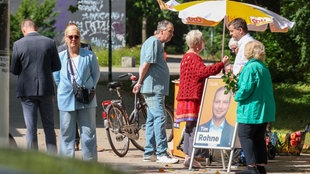 22.08.2026, Sachsen-Anhalt, Magdeburg: CDU-Spitzenkandidat und Ministerpräsident Sven Schulze besucht in Magdeburg einen Infostand vom Haustürwahlkampf der CDU zur Landtagswahl 2026