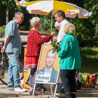 22.08.2026, Sachsen-Anhalt, Magdeburg: CDU-Spitzenkandidat und Ministerpräsident Sven Schulze besucht in Magdeburg einen Infostand vom Haustürwahlkampf der CDU zur Landtagswahl 2026