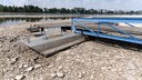 Ein Bootsanleger am Rhein liegt am 16.07.2026 in Bonn auf dem Trockenen, weil der Fluss so wenig Wasser führt.