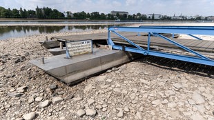 Ein Bootsanleger am Rhein liegt am 16.07.2026 in Bonn auf dem Trockenen, weil der Fluss so wenig Wasser führt.