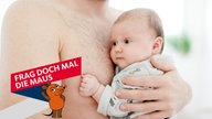 Baby lehnt an Vaters nacktem Oberkörper 