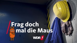 Arbeitshandschuhe, Schutzhelm und Blaumann hängen an einem Spind (Archivfoto vom 15.03.2017
