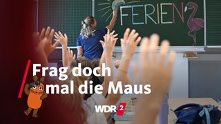 Eine Lehrerin einer Grundschule schreibt in einer 4. Klasse einen Tag vor dem letzten Schultag vor den Sommerferien das Wort "Ferien" an eine Tafel (gestellte Szene, Archivfoto vom 28.07.2026)