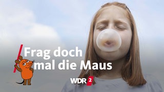 Ein Mädchen macht eine Kaugummi-Blase