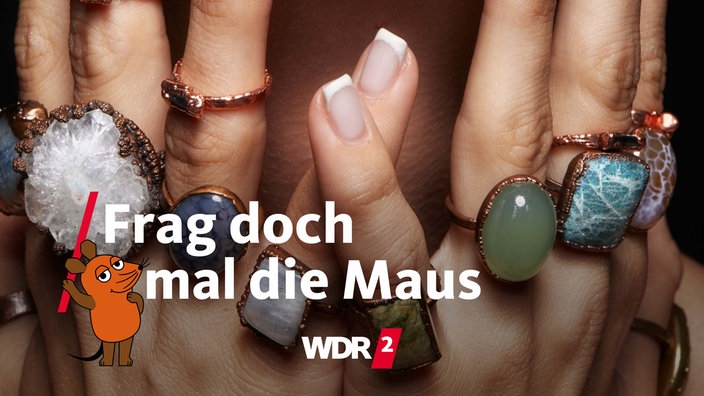 Mehrere Ringe an den Fingern einer Frau