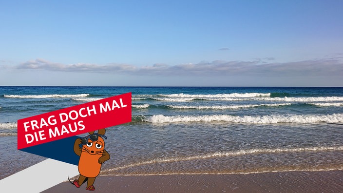 Wellen des Atlantischen Ozeans an einem Strand auf der Insel Fuerteventura