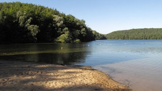 Heider Bergsee: Strandbad mit Sandstrand und Blick über den See