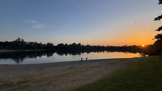 Frühschwimmer mit Luftmatratze am Hitdorfer See