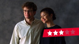 Robert Pattinson (l) als Charlie und Zendaya als Emma in einer Szene des Films "Das Drama - Noch mal auf Anfang" 