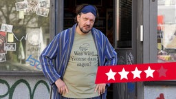 Charly Hübner als Micha Hartung in einer Szene des Films "Der Held vom Bahnhof Friedrichstraße" 
