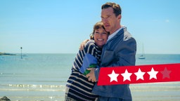 Olivia Colman als Ivy und Benedict Cumberbatch als Theo in einer Szene des Films "Die Rosenschlacht"
