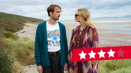 Tom Basden (l) als Herb und Carey Mulligan als Nell in einer Szene des Films "The Ballad of Wallis Island"