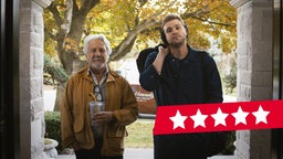 Dustin Hoffmann (l) und Leo Woodall in einer Szene des Films "The Piano Tuner"