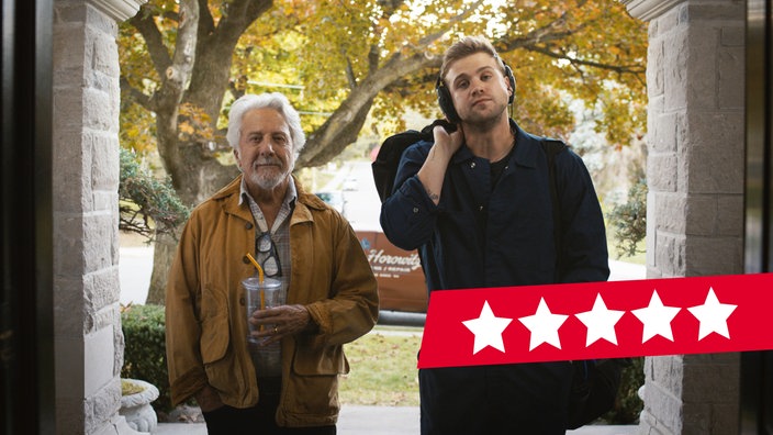Dustin Hoffmann (l) und Leo Woodall in einer Szene des Films "The Piano Tuner"
