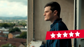 Robert Aramayo als John in einer Szene des Films "Verflucht Normal"