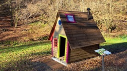 Ein Spielhäuschen für Kinder auf dem kleinen G-Weg