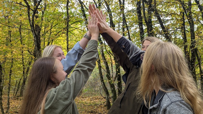 Escape Woods im Sauerland: Mehrere Frauen stehen im Wald zusammen